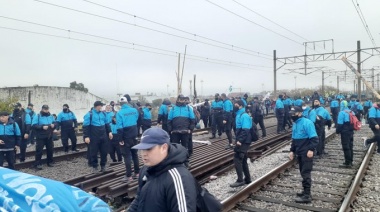 Trabajadores tercerizados en la estación Avellaneda realizan un corte y limitan el servicio de la línea Roca