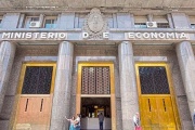 Caen las transferencias a provincias en medio de la disputa por la Ley de Bases