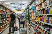 El consumo en supermercados cayó un 7,3% en marzo