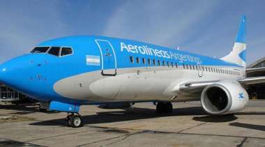 Aerolíneas Argentinas suspenderá a unos 7.500 trabajadores y recortará sueldos