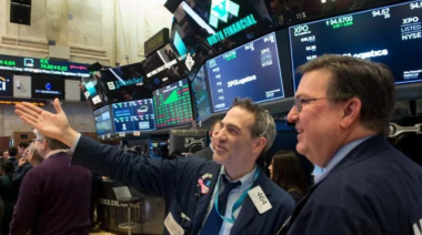 Suben los bonos argentinos y el Riesgo País cae a 872 puntos