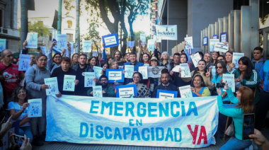 Familiares de personas con discapacidad se manifestaron frente a la sede de la ANDIS