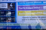 Aparecieron carteles en las estaciones de trenes con el sello del Ministerio de Transporte