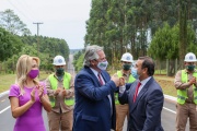 El Presidente inauguró la pavimentación de una avenida