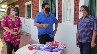 Entrega de obsequios a adultos mayores