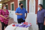Entrega de obsequios a adultos mayores