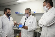 Fernandez recorrió los laboratorios donde se desarrolló el suero hiperinmune anti COVID-19
