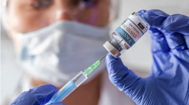 AstraZeneca pausó los ensayos de la vacuna contra el coronavirus por un caso de reacción adversa