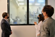 El intendente Watson recorrió el laboratorio Abbott