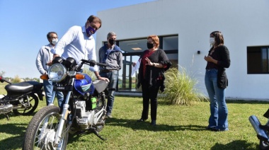 Garro entregó motos para la Escuela de Oficios de la UNLP