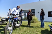 Garro entregó motos para la Escuela de Oficios de la UNLP