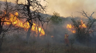 No logran controlar las llamas en La Cumbre y Alpa Corral