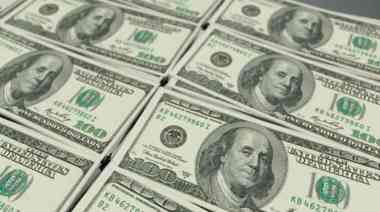 El dólar preocupa: Blue duplica al mayorista oficial
