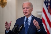 Biden pide a los estados que habiliten la vacunación para todos los adultos para mayo