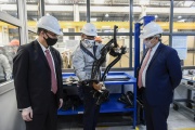 Fernández visitó una autopartista