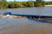 Un barco se hundió en la Isla Santiago luego de chocar con otro barco