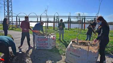 Campana: jóvenes voluntarios realizaron mantenimiento en la Costanera