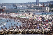 Cierran preventivamente el ingreso a una playa en Mar del Plata por la aglomeración de jóvenes
