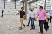 Watson recorrió la empresa varelense seleccionada para construir hospitales modulares