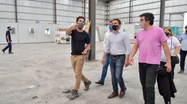 Watson recorrió la empresa varelense seleccionada para construir hospitales modulares