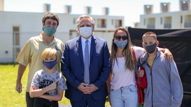 El Presidente entregó viviendas en Ezeiza y Río Negro
