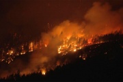 Investigan los incendios en Chubut y Río Negro mientras brigadistas siguen combatiendo el fuego