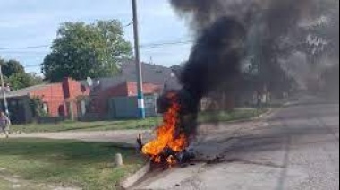 Vecinos del barrio Santa Rita golpearon a un ladrón y le prendieron fuego la moto