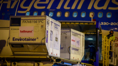Coronavirus: arribó a las 18.17 horas el vuelo de Aerolíneas Argentinas con 384 mil vacunas Sinopharm