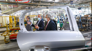 Alberto Fernández participó de la inauguración de una automotriz