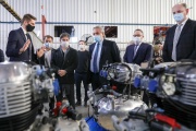 Alberto Fernández visitó una fábrica de motos junto a Kicillof
