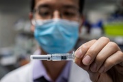 Ofrecen 60 dólares para que se apliquen una vacuna experimental