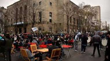 Empresarios gastronómicos montaron un restaurante a cielo abierto en reclamo de aperturas