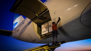 Arribó el primero de los 10 vuelos a China con vacunas