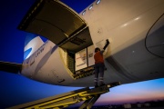 Arribó el primero de los 10 vuelos a China con vacunas