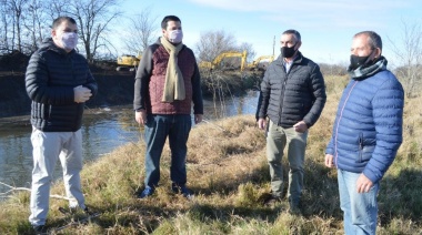 Trabajos de dragado del arroyo desde Parish a Azul