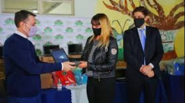 Gray entregó netbooks a estudiantes de 4° años