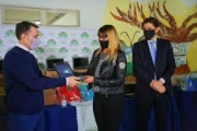 Gray entregó netbooks a estudiantes de 4° años