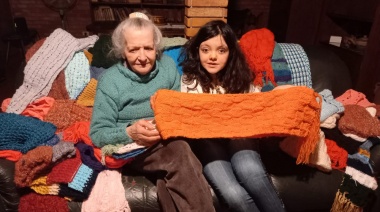 Emilce teje solidariamente a cambio de alimentos para La Plata Solidaria