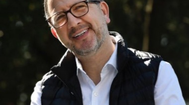 Miembros de la campaña de vacunación reparten boletas electorales de Victoria Tolosa Paz