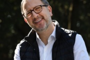 Miembros de la campaña de vacunación reparten boletas electorales de Victoria Tolosa Paz