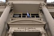El Banco Central reforzó el cepo cambiario y se disparó el dólar
