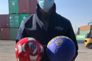 La AFA, Boca y River acordaron con la Aduana donar indumentaria incautada por el organismo