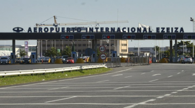 El Gobierno evalúa suspender los viajes de egresados al exterior