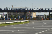 El Gobierno evalúa suspender los viajes de egresados al exterior