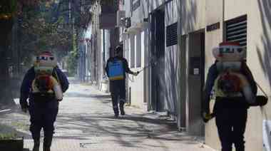 La Plata: Operativo de desinfección en veredas y frentes de viviendas