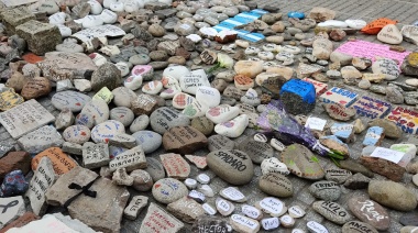 Marcha de las piedras: homenaje a los fallecidos en cuarentena por covid-19