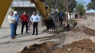 Gay recorrió la obra de red de desagües cloacales en Villa Gloria
