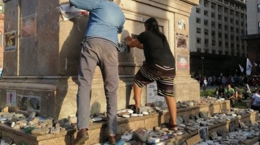 Militantes peronistas pisaron piedras que recuerdan los muertos por coronavirus