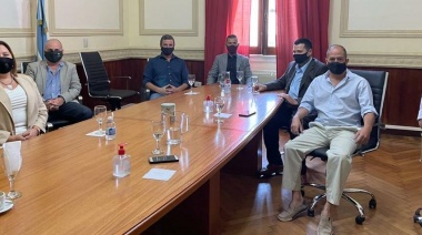 Egger y Vieyra junto a integrantes del Jockey Club y el presidente de Lotería