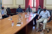 Egger y Vieyra junto a integrantes del Jockey Club y el presidente de Lotería